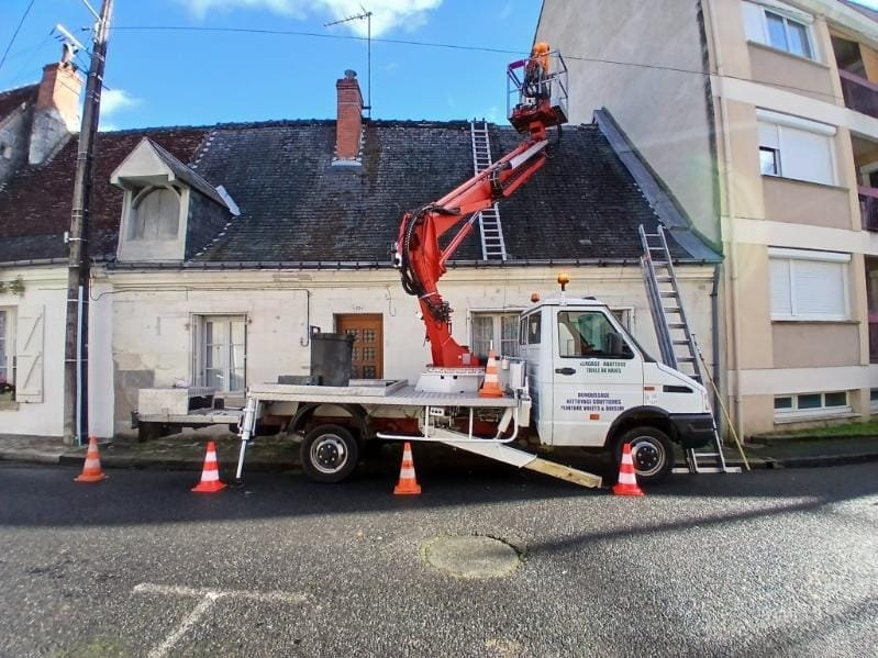 Camion nacelle Entreprise Paul Multiservices en intervention sur une toiture